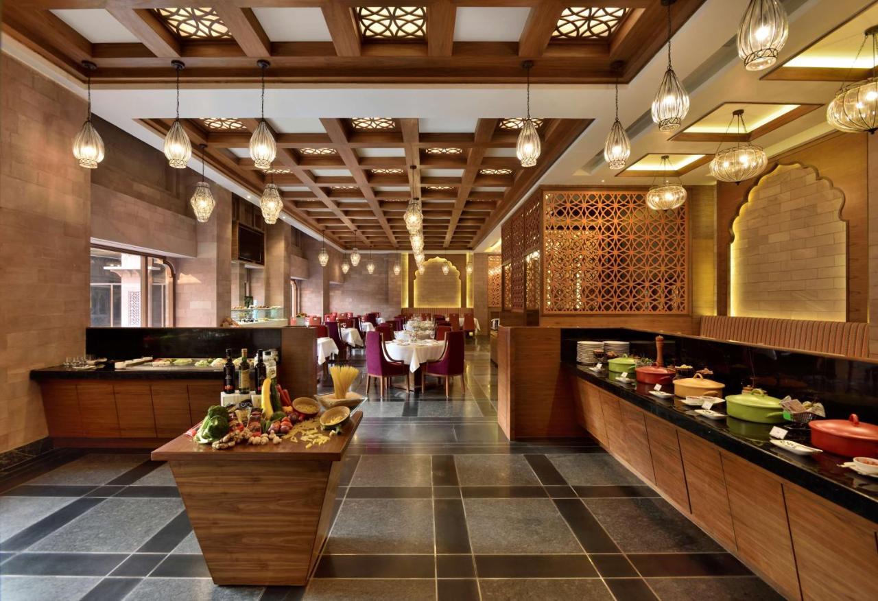 Radisson Jodhpur Hotel Jodhpur  Luaran gambar The restaurant at the Taj Mahal Palace