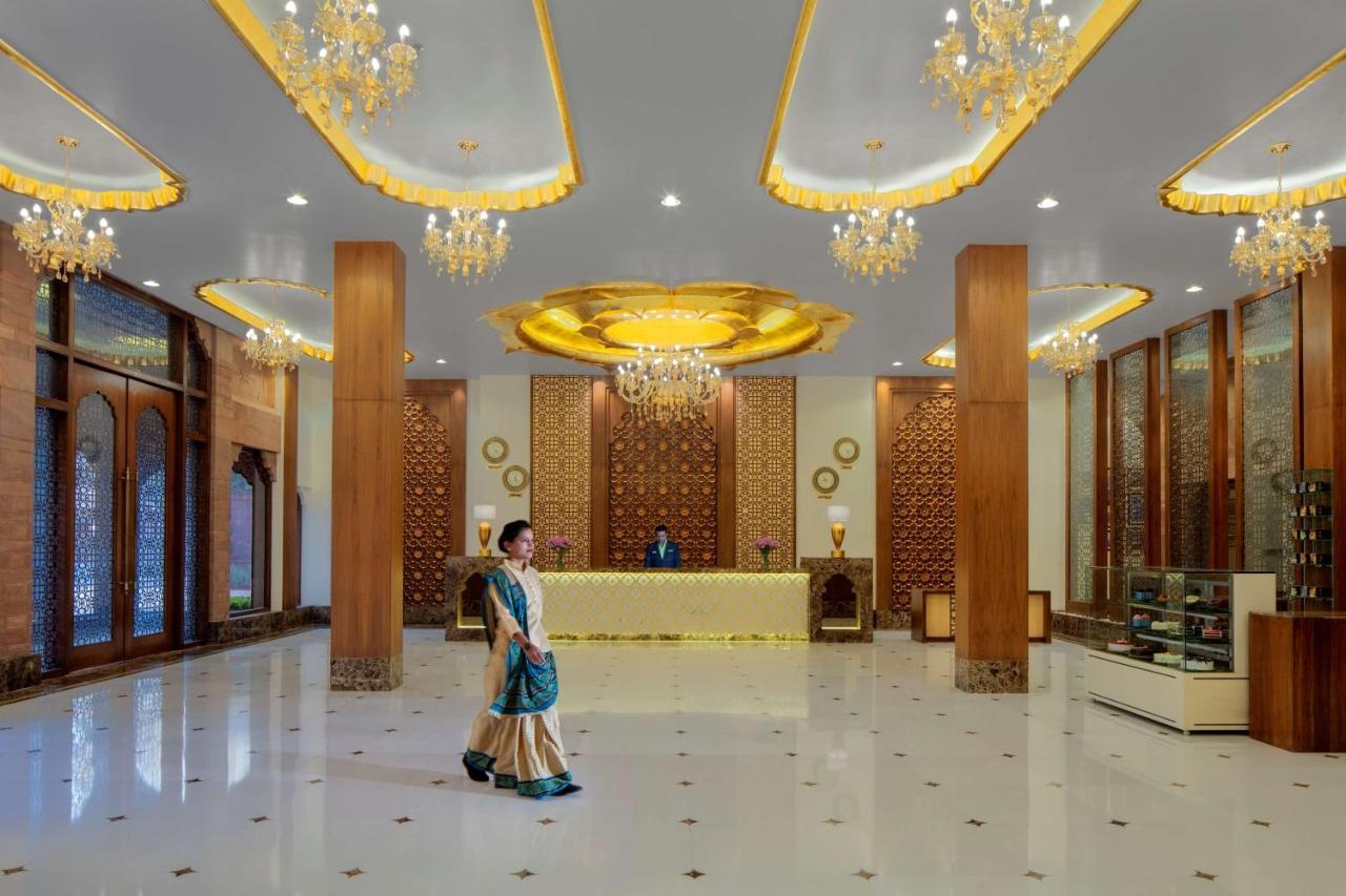 Radisson Jodhpur Hotel Jodhpur  Luaran gambar The lobby of the hotel