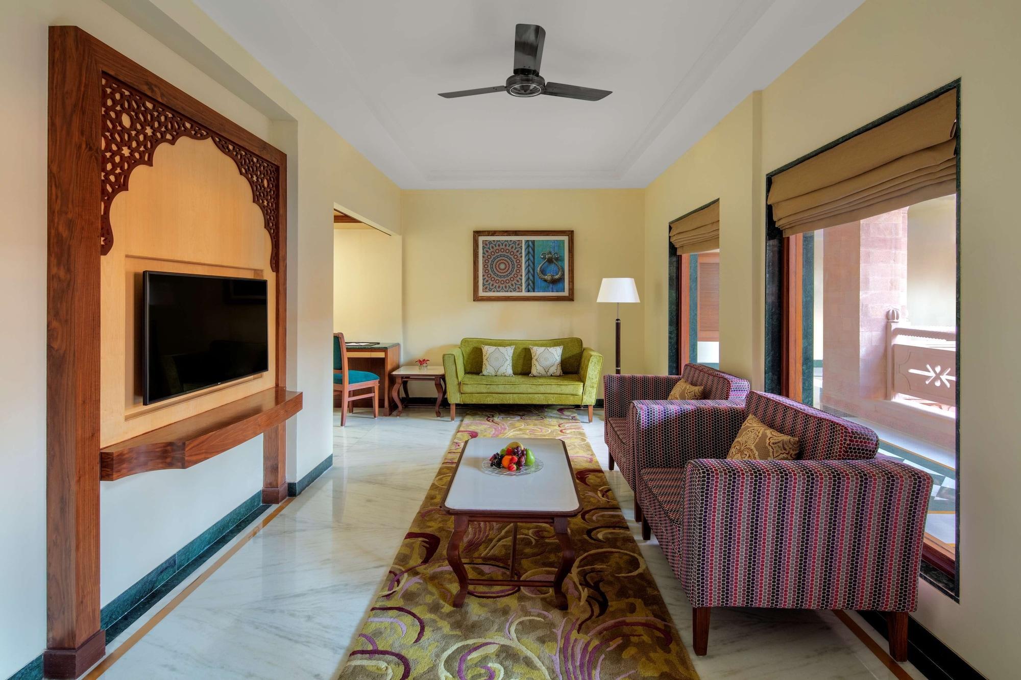 Radisson Jodhpur Hotel Jodhpur  Luaran gambar A living room at the Taj Bengal