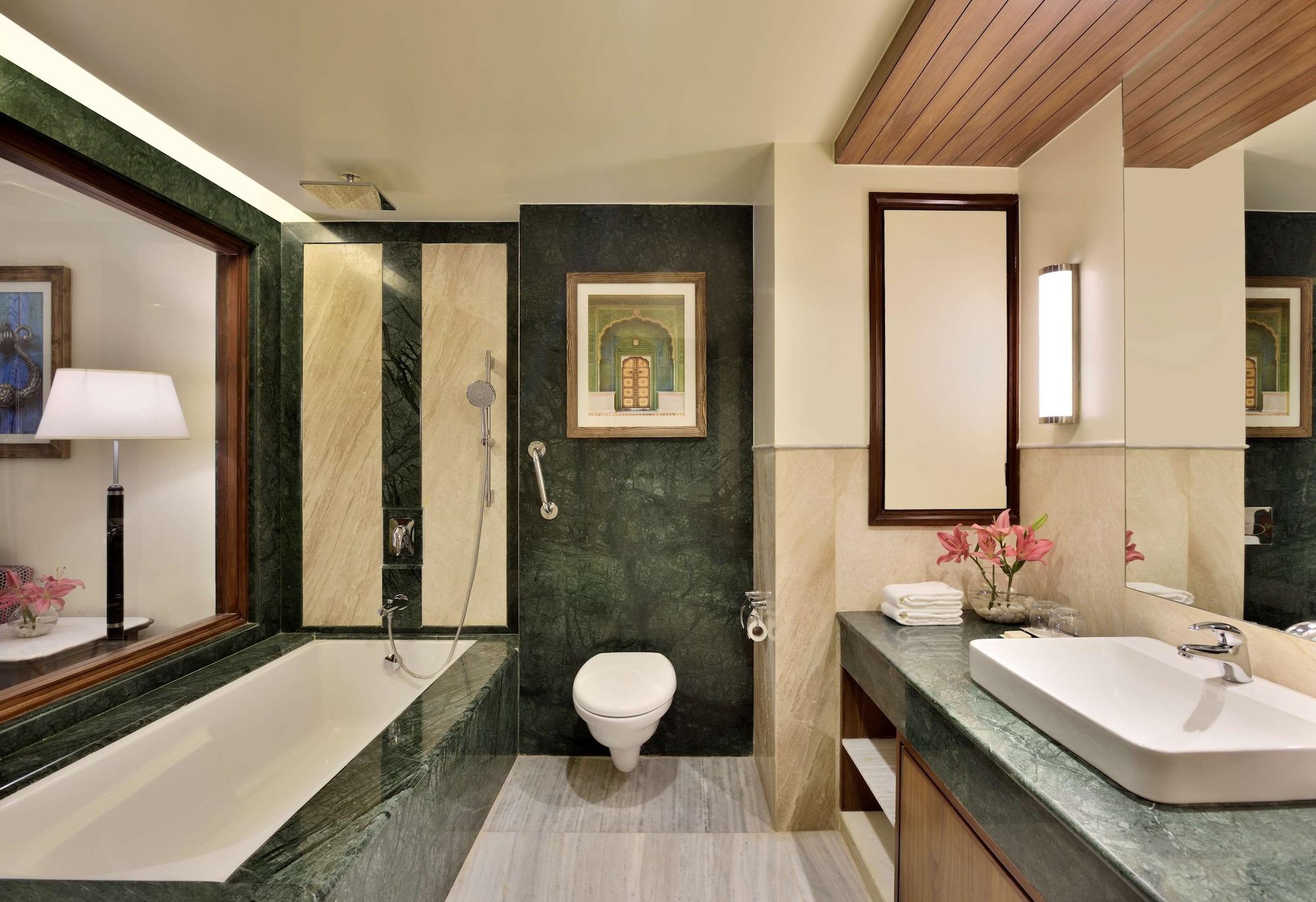 Radisson Jodhpur Hotel Jodhpur  Luaran gambar A bathroom in a hotel