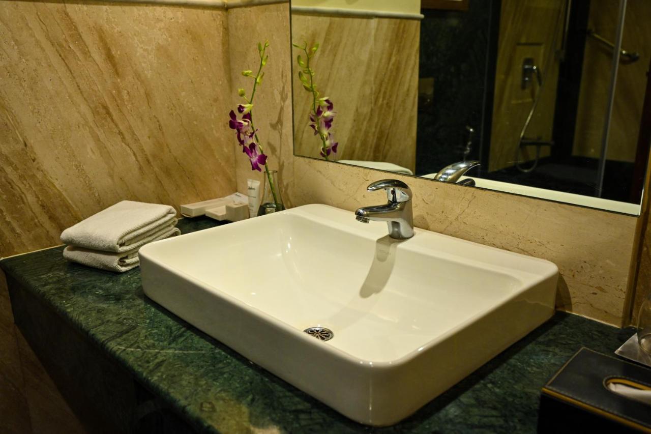 Radisson Jodhpur Hotel Jodhpur  Luaran gambar A washbasin