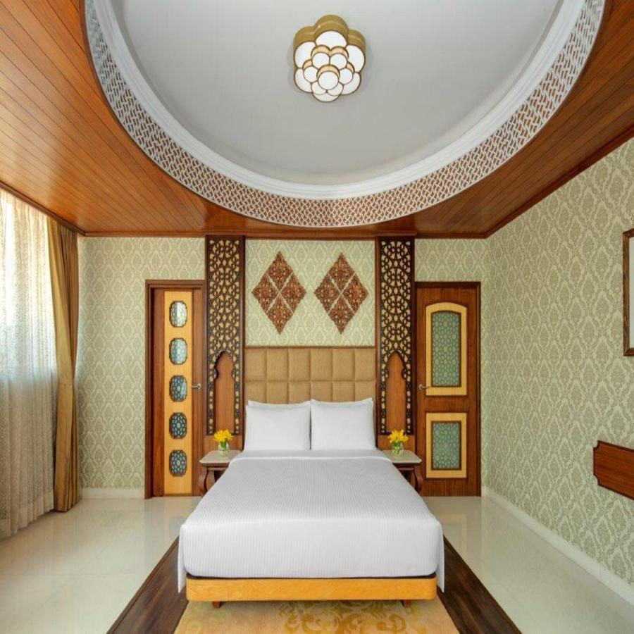 Radisson Jodhpur Hotel Jodhpur  Luaran gambar A bedroom at the hotel