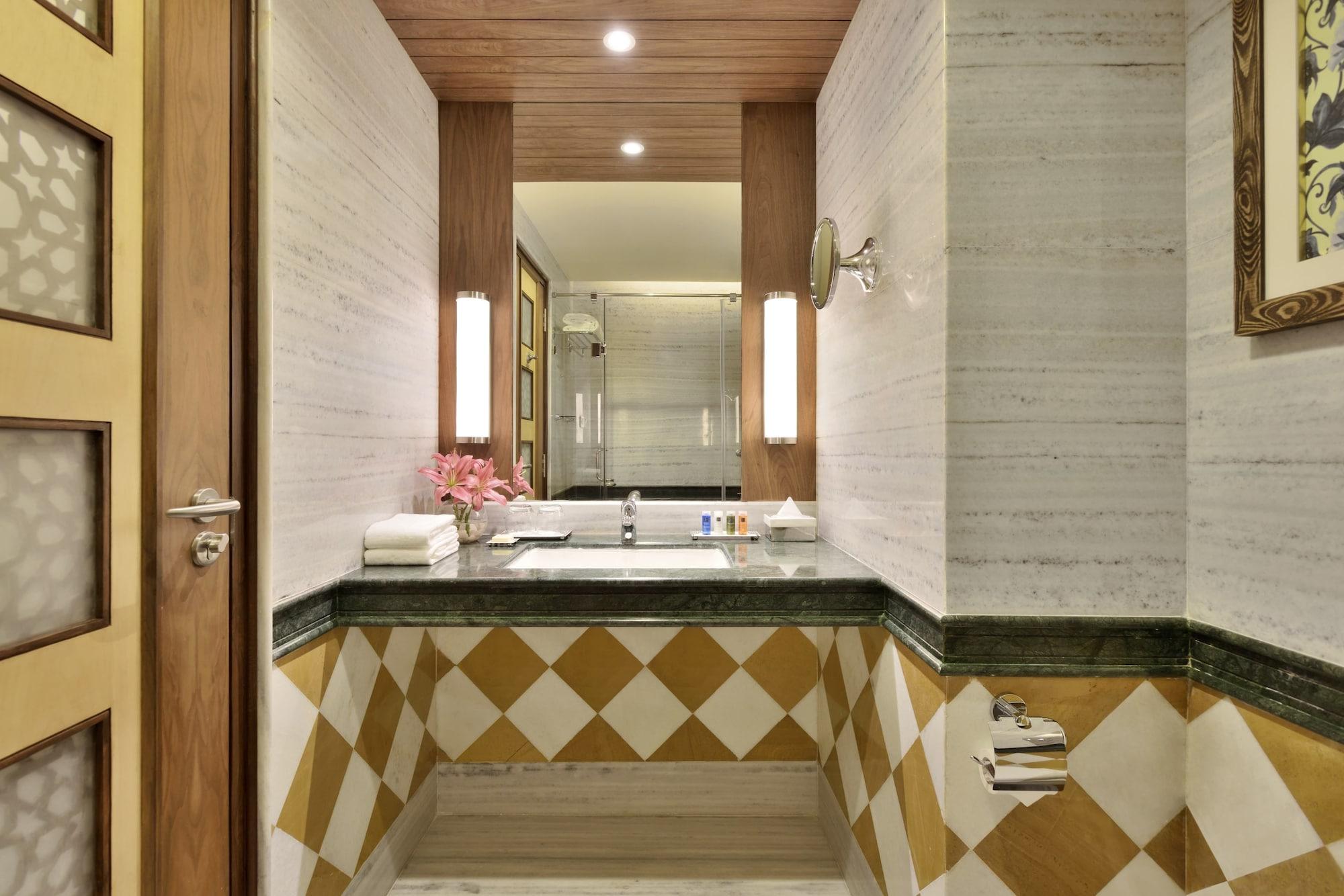 Radisson Jodhpur Hotel Jodhpur  Luaran gambar Bathroom of a suite at the Taj Mahal Palace, Mumbai