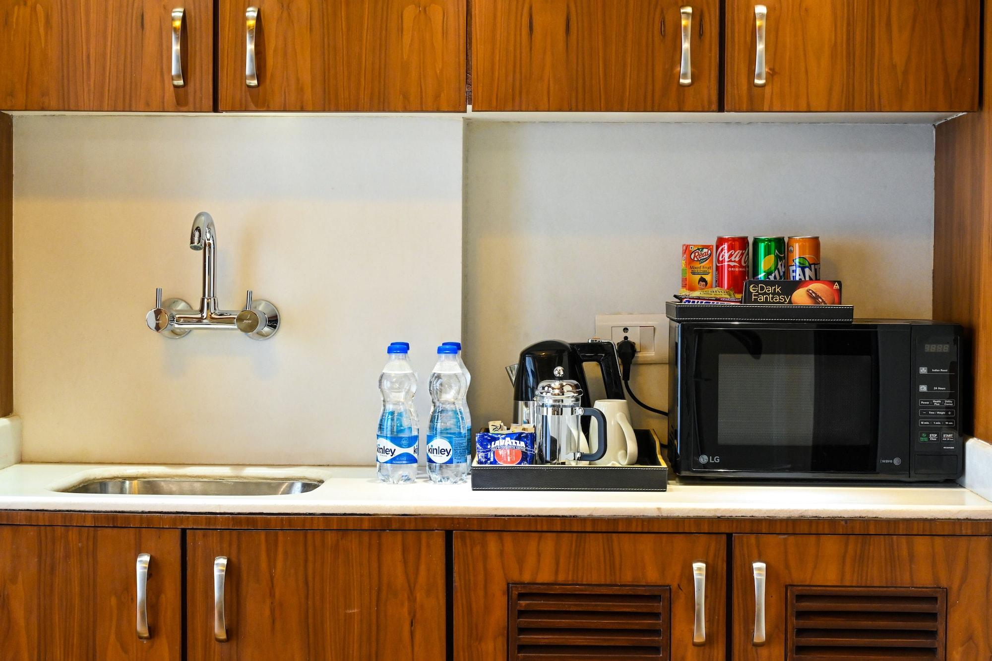 Radisson Jodhpur Hotel Jodhpur  Luaran gambar A wet bar in a hotel room