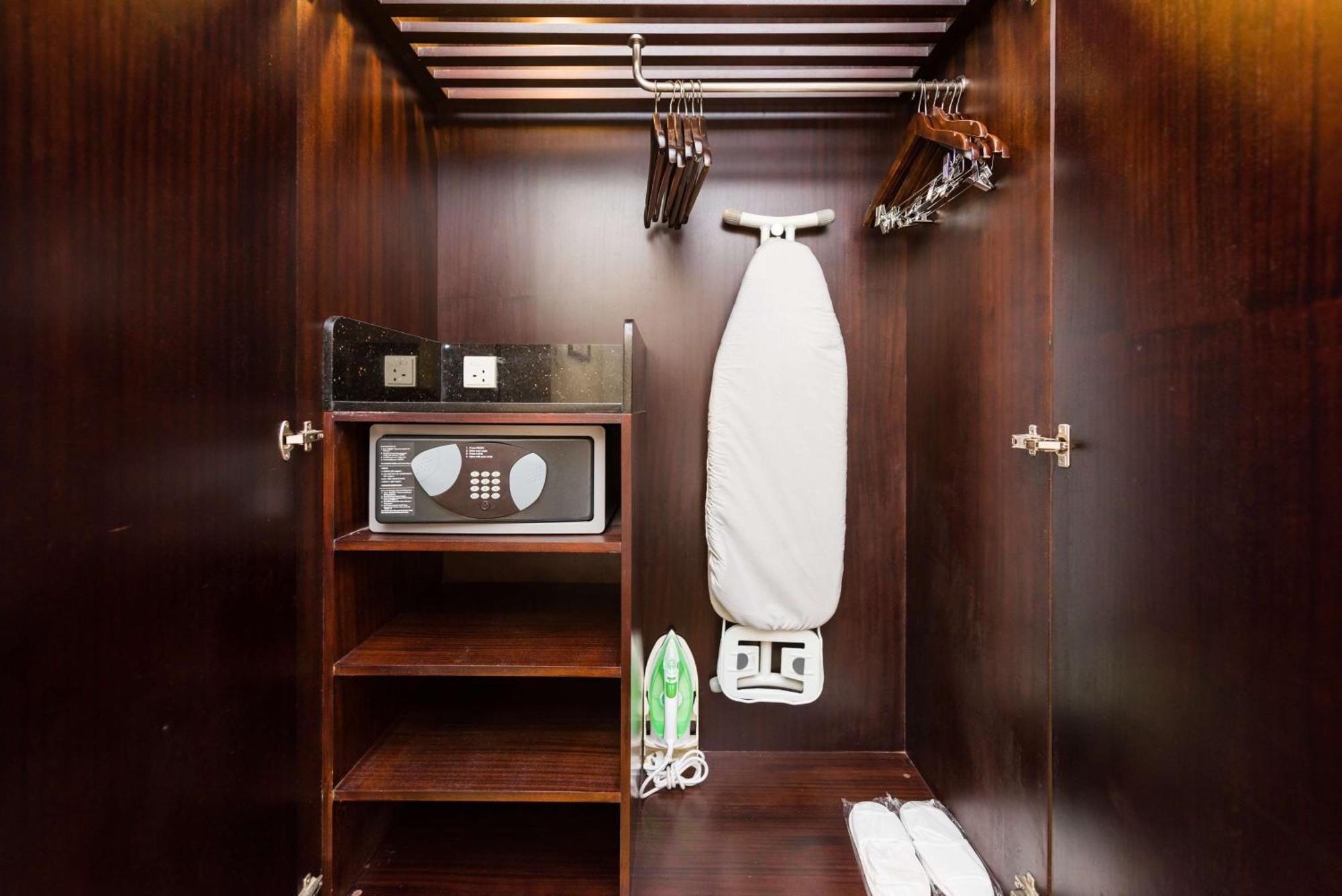 Radisson Jodhpur Hotel Jodhpur  Luaran gambar A hotel room wardrobe with a safe